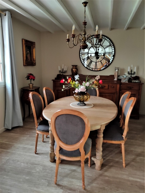 Décoration villa Hauts de France - La salle à manger avec chaises médaillon en velours, par Myll Décors , Agence de décoration à Aix en Provence et dans le Var