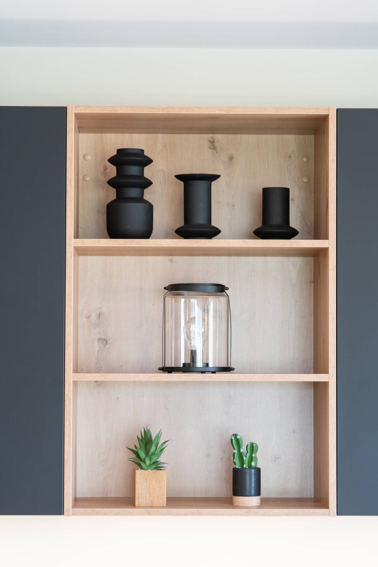 Cuisine étagères bois et noir vases et cactus, par Myll décors , Agence de décoration à Aix en Provence et dans le Var