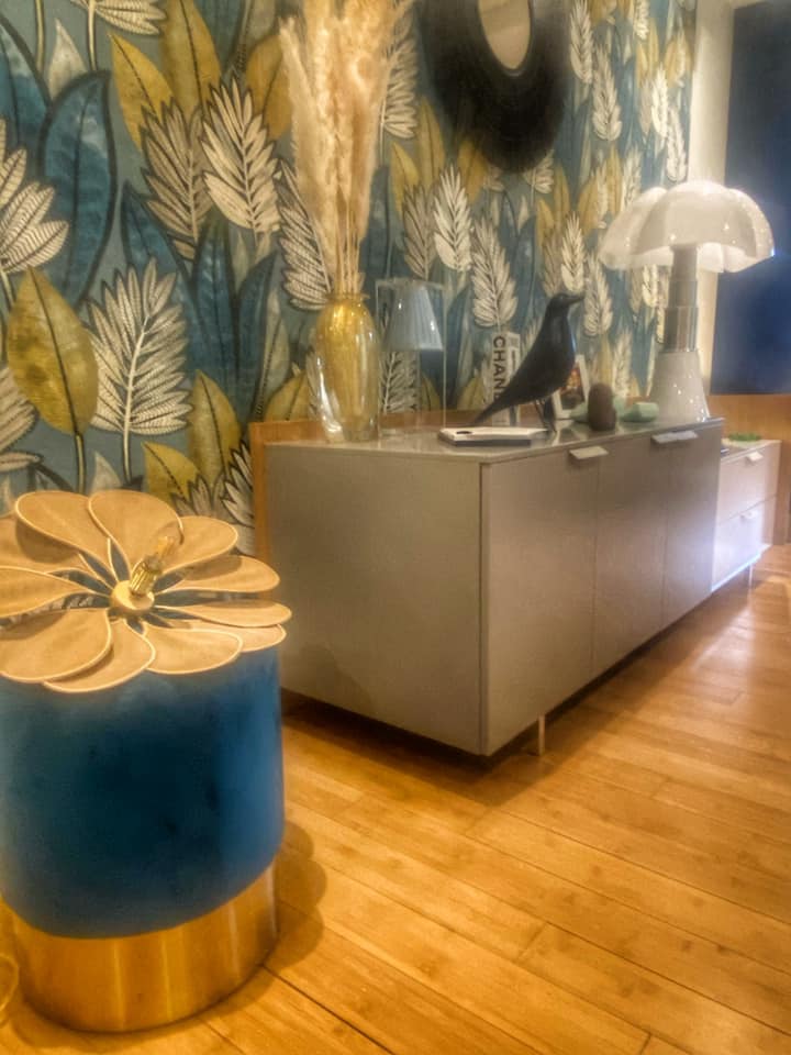 Le salon avec papier peint Casamance aux nuances de bleu et parquet au sol, par Myll décors , Agence de décoration à Aix en Provence et dans le Var