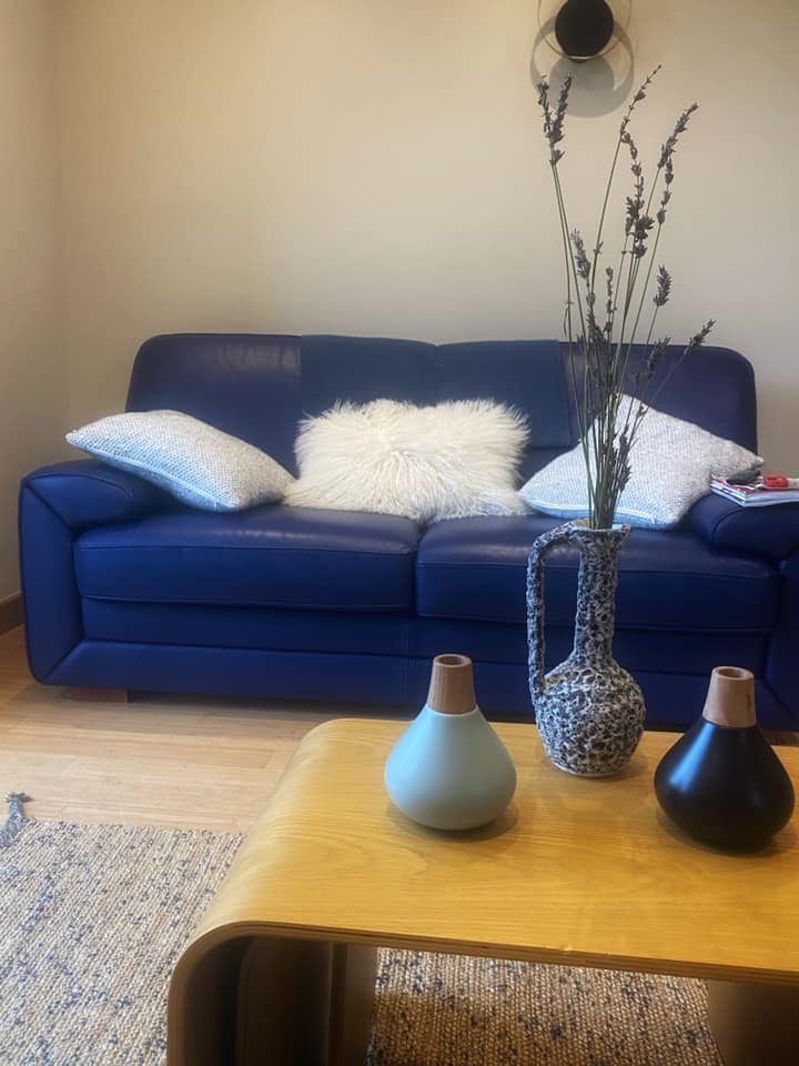 Le salon cosy avec table gigogne en bois et canapé bleu foncé, par Myll décors , Agence de décoration à Aix en Provence et dans le Var